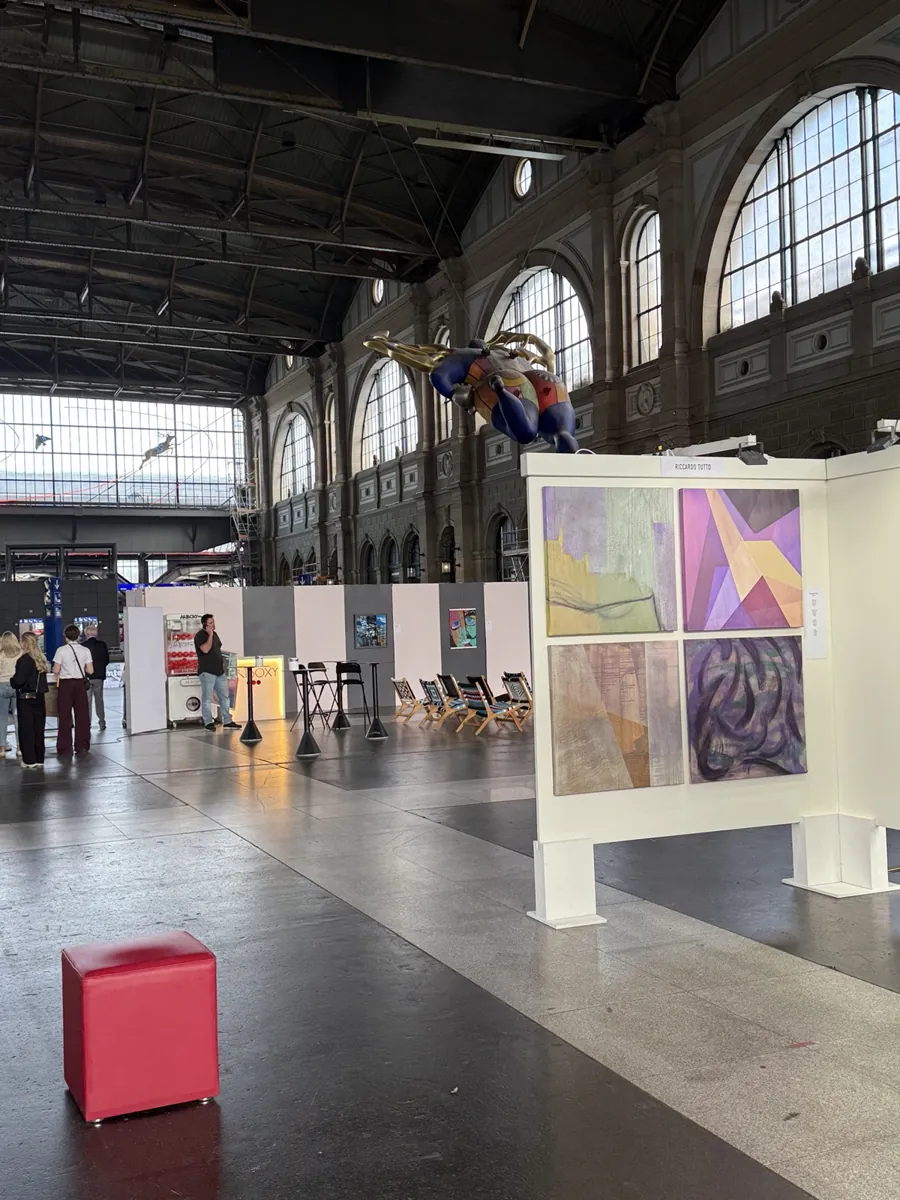 Riccardo Tutto an der SWISSARTEXPO: vier Gemälde an einer weissen Messewand