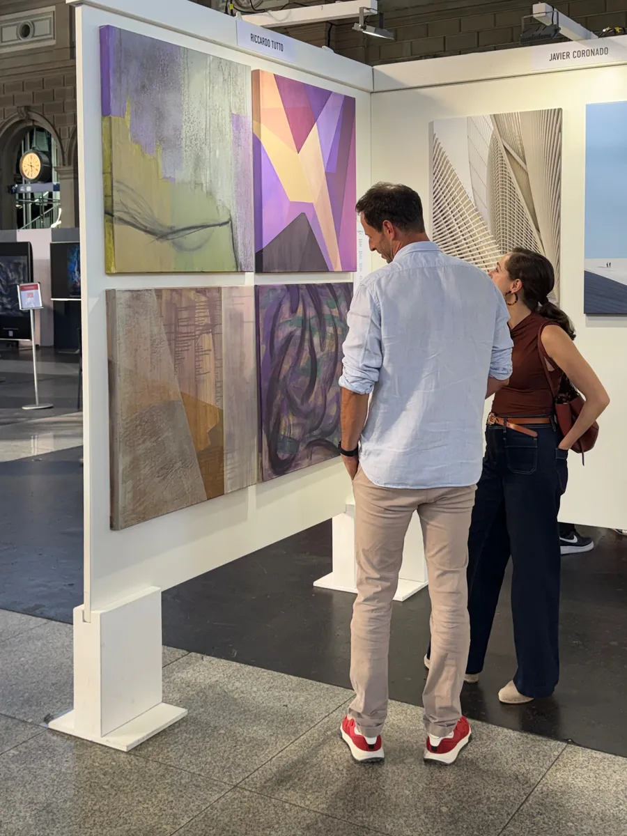 Besucher betrachten die Werke von Riccardo Tutto an der SWISSARTEXPO im Zürcher Hauptbahnhof