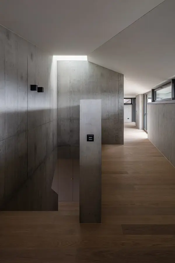 Treppenhaus mit Sichtbeton und Durchblick in den Flur